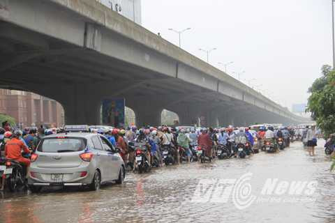 Lưu lượng giao thông lớn khiến cho việc ùn ứ càng thêm ngiêm trọng.