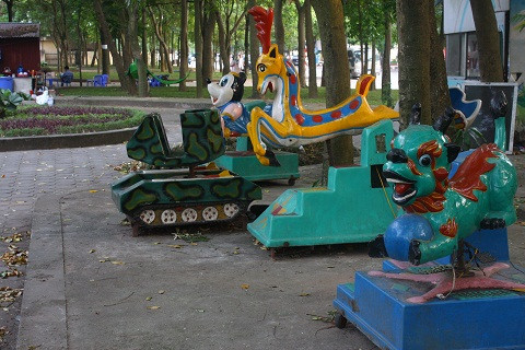Các loại đồ chơi trong công viên tuổi thơ đều đã hư hỏng nặng, rất dễ xảy ra tai nạn.