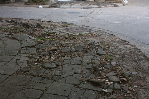 Nền sân đã xuống cấp trầm trọng.