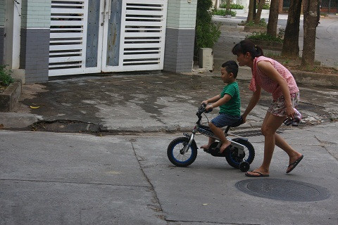 Nhiều bậc phụ huynh chỉ giám cho con em mình chơi ngoài khu vực vỉa hè vì sợ mất an toàn.