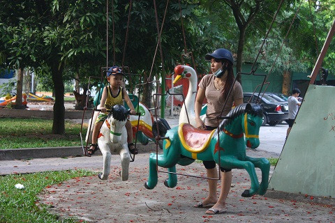 Những thứ đồ chơi trong công viên tuổi thơ luôn tiềm ẩn tai nạn đối với trẻ em.