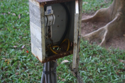 Ổ điện bị mất hộp bảo vệ.