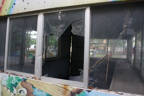 Cửa phòng bảo vệ đã bị đập bể kính cửa.