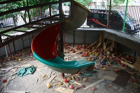 Một khu nhà trò chơi bẩn thỉu do bị bỏ hoang lâu ngày.