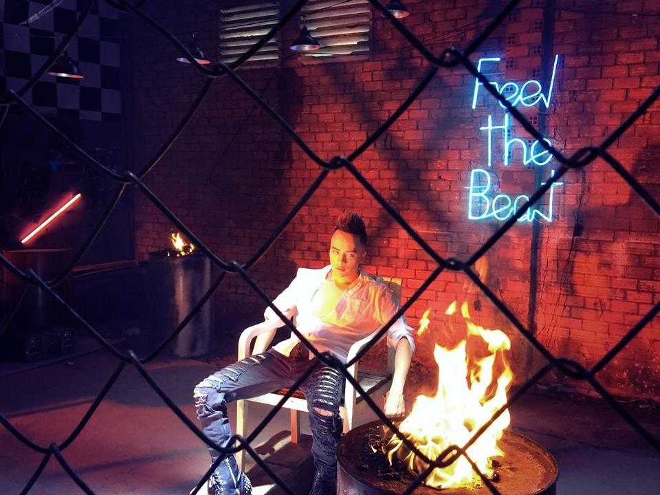 Cao Thái Sơn ngất xỉu vì sốc nhiệt khi quay MV khủng