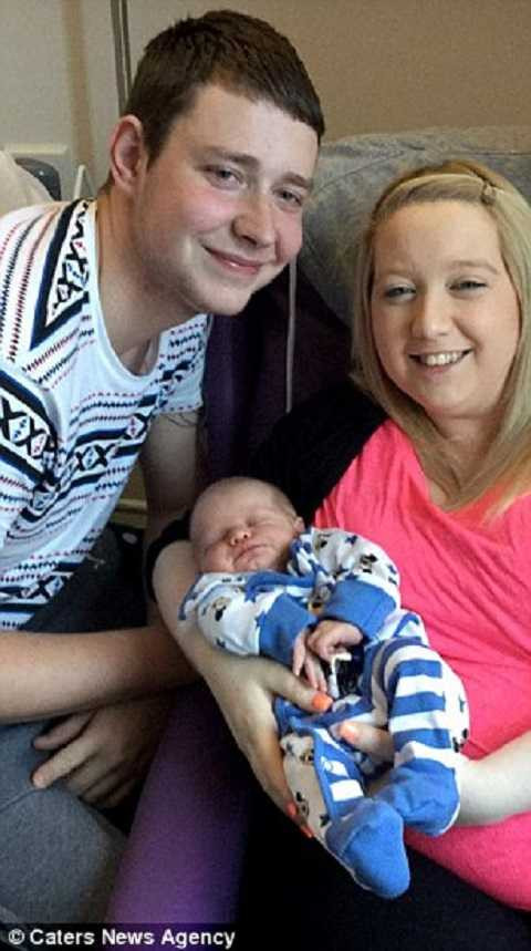 Ngay từ khi sinh ra cậu bé đã mang những khối u lạ trên da