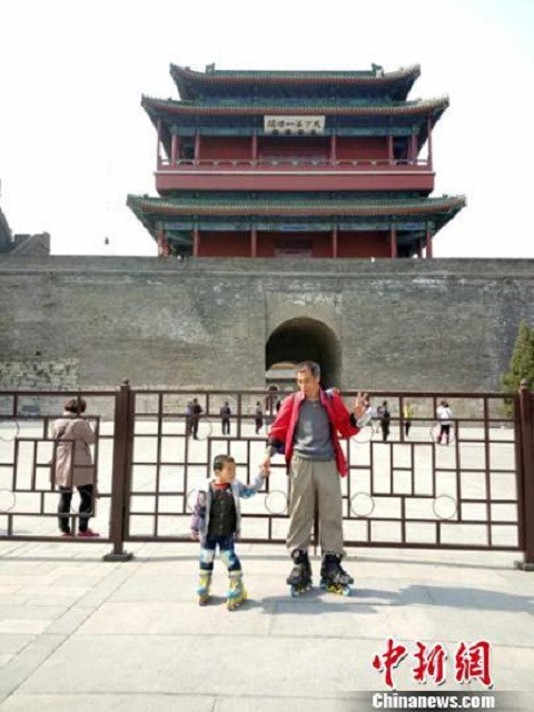 Hai cha con đã đi thăm quan nhiều địa danh du lịch ở Bắc Kinh. Ảnh Shanghaiist Hai cha con đã đi thăm quan nhiều địa danh du lịch ở Bắc Kinh. Ảnh Shanghaiist