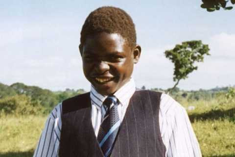 John Ssebunya được những con khỉ nhận nuôi và giạy cách sinh tồn. John Ssebunya được những con khỉ nhận nuôi và giạy cách sinh tồn.