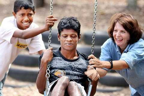 Sau 8 năm bị cha mẹ nhốt trong chuồng gà, cậu bé trở về đời thường với những tập tính khác người. Sau 8 năm bị cha mẹ nhốt trong chuồng gà, cậu bé trở về đời thường với những tập tính khác người.