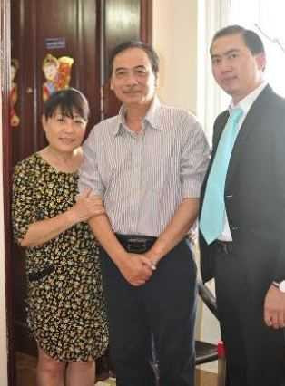 Luật sư Trương Anh Tú (bìa phải) trong lần mừng nhà mới của gia đình vợ chồng ông Thọ - bà Loan.