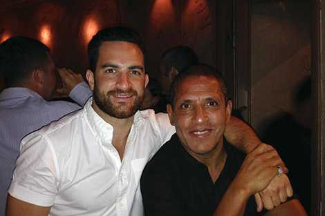 Hai cha con nhà Sealy: Tony (phải) và Jack