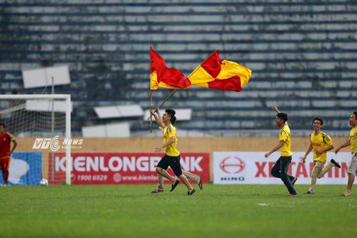 CĐV Nam Định chạy xuống sân ăn mừng 