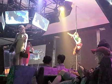 Múa cột tại quán cà phê S.N.