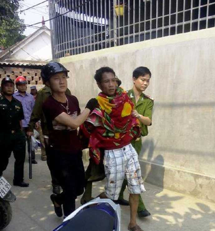 Lực lượng chức năng đưa đối tượng Sơn về trụ sở Công an để điều tra làm rõ