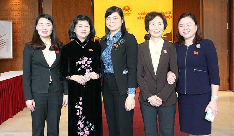Đà Đặng Thị Ngọc Thịnh (áo dài đen) chụp ảnh cùng các nữ đại biểu Quốc hội (Ảnh: Phạm Thịnh)