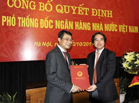 Thống đốc Nguyễn Văn Bình (bên phải) trao Quyết định của Thủ tướng Chính phủ cho ông Lê Minh Hưng