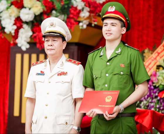Hot boy trường cảnh sát rạng rỡ trong ngày tốt nghiệp