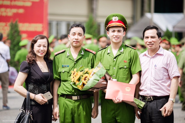 Trong lễ tốt nghiệp, chàng hot boy Trần Trung Hiếu đã kịp ghi lại những hình ảnh đáng nhớ của thời sinh viên. 