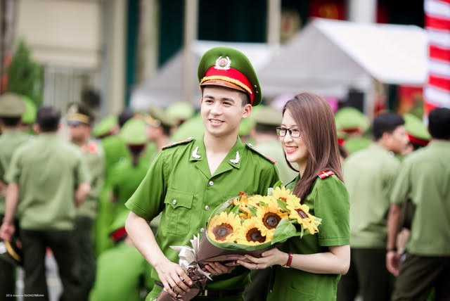 Trong lễ tốt nghiệp, chàng hot boy Trần Trung Hiếu đã kịp ghi lại những hình ảnh đáng nhớ của thời sinh viên. 