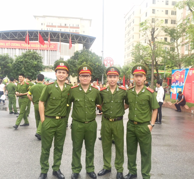 Trong lễ tốt nghiệp, chàng hot boy Trần Trung Hiếu đã kịp ghi lại những hình ảnh đáng nhớ của thời sinh viên. 