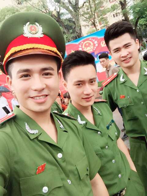 Trong lễ tốt nghiệp, chàng hot boy Trần Trung Hiếu đã kịp ghi lại những hình ảnh đáng nhớ của thời sinh viên. 