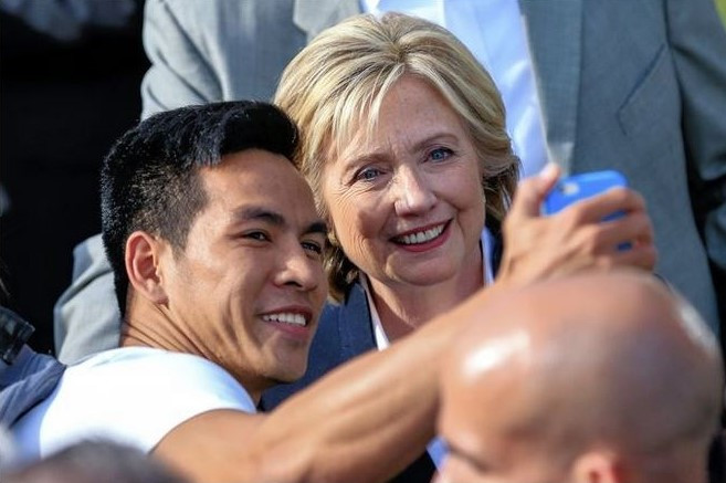 Cù Huy Hiệp cũng từng có cơ hội chụp ảnh selfie cùng bà Hillary Clinton vào tháng 7/2015. Ảnh: AP.