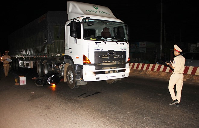 Lực lượng chức năng ghi nhận hiện trường, điều tra làm rõ vụ việc. Ảnh: Zing