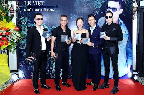 Dàn doanh nhân và nghệ sỹ đến chúc mừng Lê Việt ra mắt album Ngôi sao cô đơn.