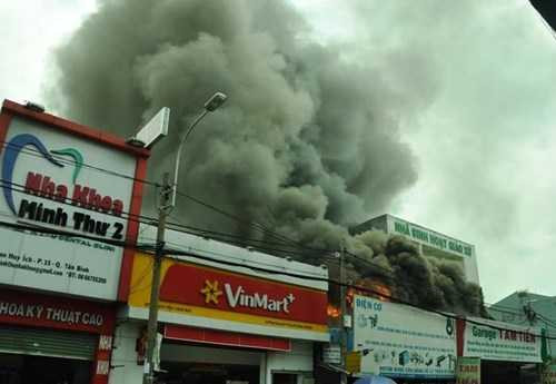 Đến cuối giờ chiều nay, vụ cháy garage sửa chữa ô tô Tam Tiến (đường Phan Huy Ích, phường 15, quận Tân Bình, TP HCM) vẫn đang được phòng pháp chế điều tra cháy nổ (Cảnh sát PCCC TP HCM) phối hợp cùng các đơn vị liên quan và Công an quận Tân Bình điều tra làm rõ. 