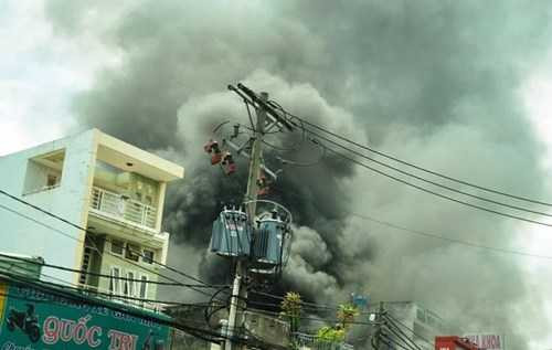 Trước đó giữa trưa cùng ngày, người dân ở khu dân cư phường 15 một phen hốt hoảng khi phát hiện lửa bao trùm và khói đen cuồng cuộn xuất phát từ garage sửa xe nói trên. Do nơi đây chứa nhiều phương tiện và những vật dụng dễ cháy nên hoả hoạn nhanh chóng lan rộng. Nhiều người dân lo sợ cháy lan đã di dời tài sản khỏi nhà, gây cảnh hỗn loạn. 