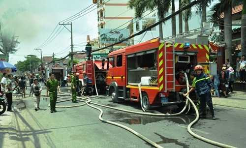 Nhận tin, nhiều xe chữa háy của lực lượng Cảnh sát PCCC TP HCM nhanh chóng có mặt và triển khai công tác cứu hoả, dập tắt đám cháy sau 15 phút. Bước đầu xác định đám cháy xuất phát từ phòng sơn tại garage rồi bùng phát, lan rộng sang các khu lân cận. 