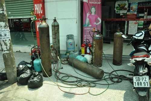 Nhiều bình khí, bình gas... được di dời kịp thời khỏi đám cháy. 