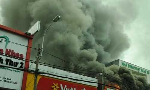  Cả khu dân cư một phen hỗn loạn vì vụ cháy.