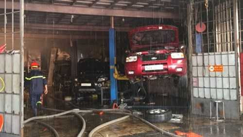 Tuy nhiên, nhiều tài sản và một ô tô đang được sơn đã bị cháy rụi, hiện chưa thống kê được thiệt hại. (Ảnh: Ngọc Khải/TTO).