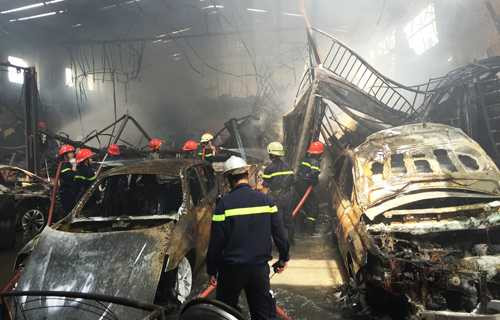 Vào dịp giáp Tết 2016 vừa qua, vụ cháy xảy ra tại garage Thần Châu (quận 1, TP HCM) đã gây thiệt hại đặc biệt nghiêm trọng về tài sản khi đám cháy thiêu rụi toàn bộ garage cùng nhiều <a href='https://vtcnews.vn/oto-xe-may.31.0.html' >xe ô tô</a> đắc tiền, tài sản và một số cơ sở <a href='https://vtcnews.vn/kinh-te.1.0.html' >kinh doanh</a> lân cận. Lãnh đạo Cảnh sát PCCC TP HCM cảnh báo nguy cơ cao về xảy ra cháy nổ tại các cơ sở sửa chữa, kinh doanh xe giữa KDC trên địa bàn TP HCM.