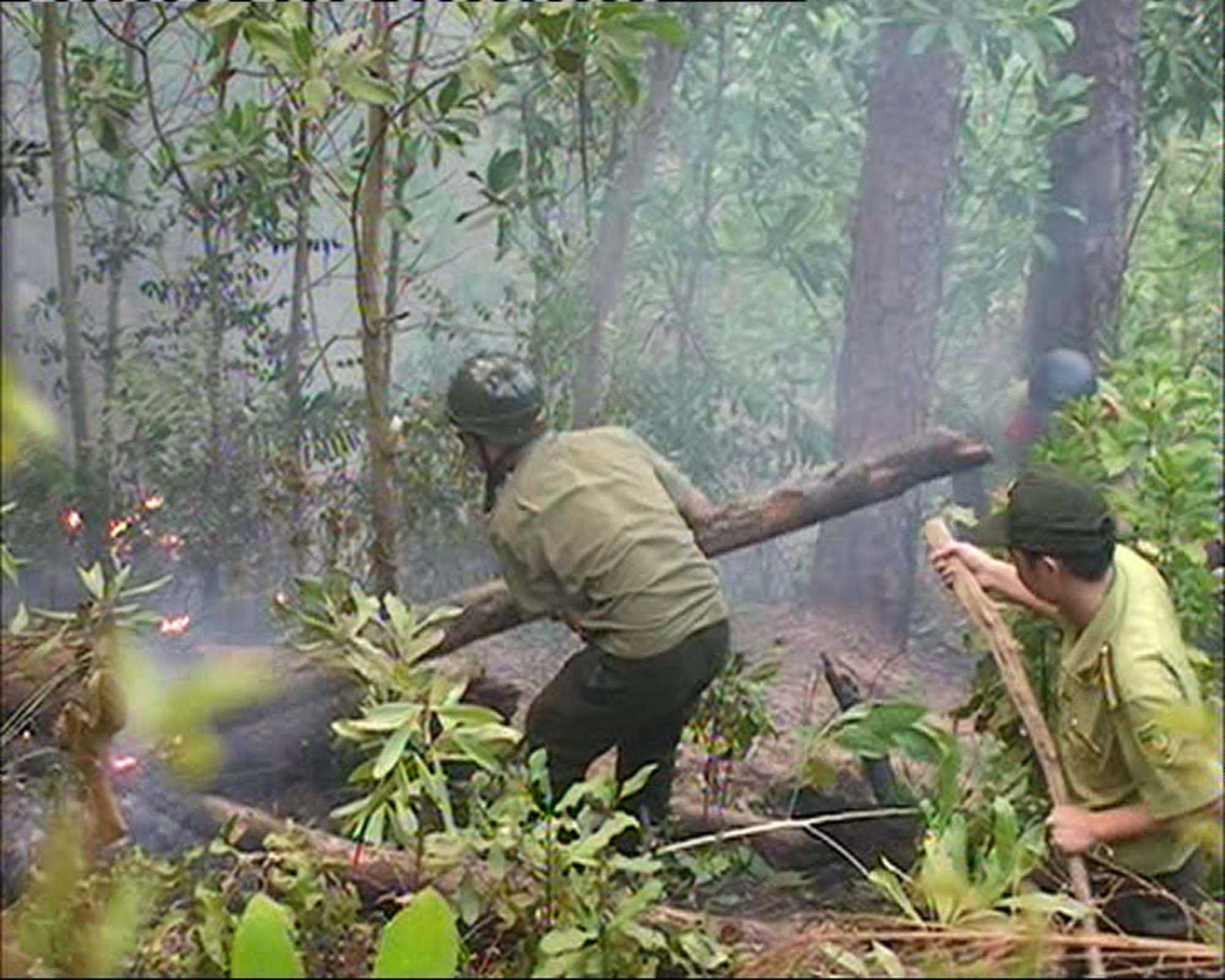 Lực lượng chức năng nỗ lực dập lửa 