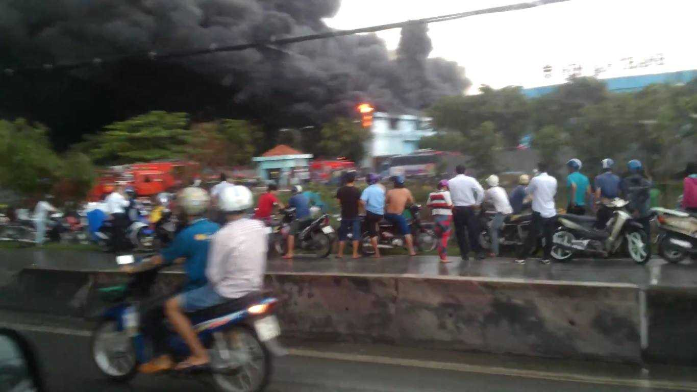 Ngọn lửa bao phủ kho nệm, cột khói cao hàng chục mét