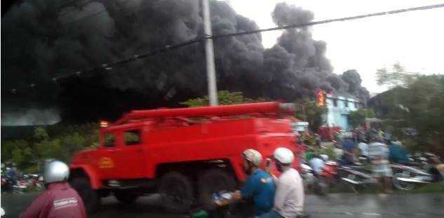 Hàng chục chiến sĩ PCCC được huy động để dập lửa nhưng rất khó tiếp cận vì sức nông lan tỏa rất lớn