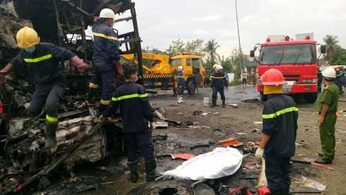 Lực lượng chức năng có mặt tại hiện trường vụ tai nạn kinh hoàng 