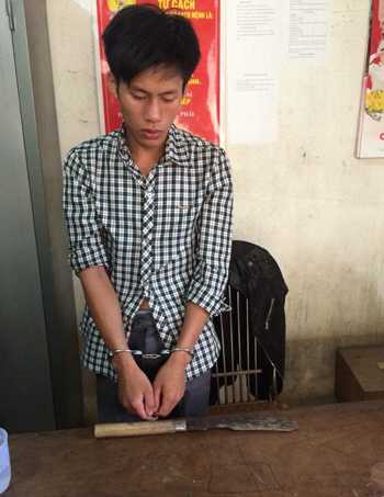 Lương Văn Vắn và tang vật tại cơ quan điều tra.