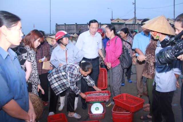 Chen chúc mua cá biển từ tinh mơ ở Hà Tĩnh