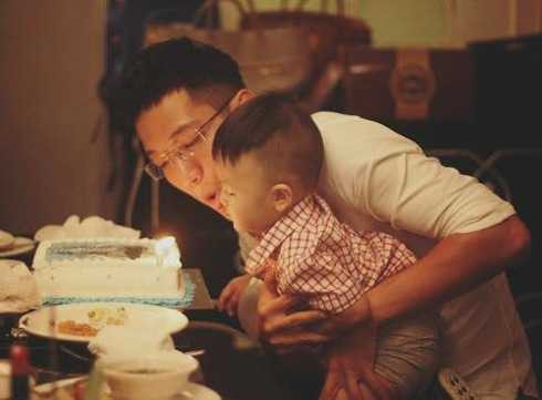 Chí Nhân quấn quít bên con trai 1 tuổi.