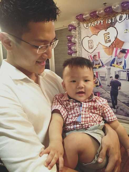 Bé được nhận xét là giống bố như đúc.