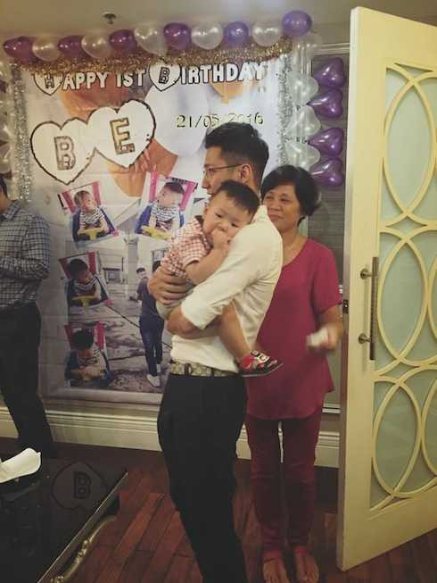 Cậu bé giành nhiều thiện cảm của mọi người ở khuôn mặt kháu khỉnh, lanh lợi.