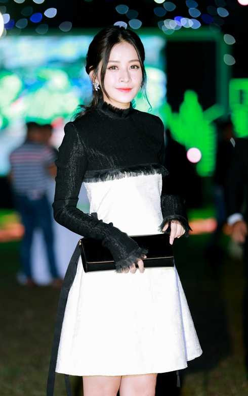 Chi Pu xinh đẹp rạng rỡ bên Hari Won và Noo Phước Thịnh