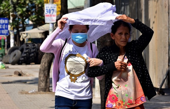 Nắng nóng tiếp tục duy trì ở nền nhiệt 38 độ C tại TP HCM khiến nhiều người dân ra đường khốn khổ. Ảnh: Hải An.