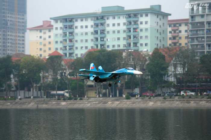 Mỗi lần bay kéo dài từ 5-10 phút, tùy vào thời lượng pin của từng mô hình - Ảnh: Tùng Đinh