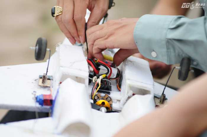 Mỗi lần bay xong phải kiểm tra lại pin và hệ thống điều khiển - Ảnh: Tùng Đinh