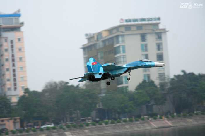 Máy bay mô hình được thiết kế tương tự các chiến cơ của Sukhoi - Ảnh: Tùng Đinh