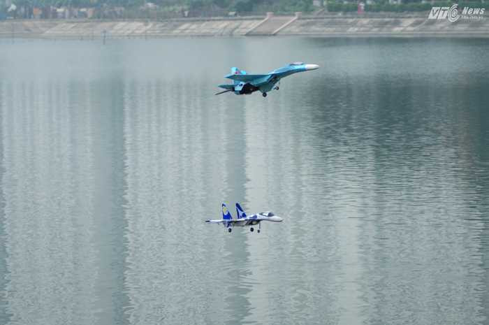 Bay đôi nhuần nhuyễn - Ảnh: Tùng Đinh